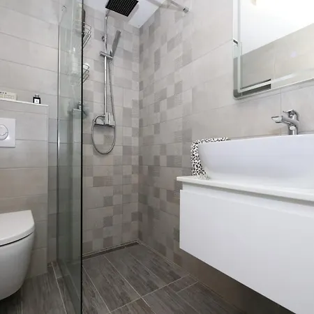 Ambi For 6 Near Holiday home