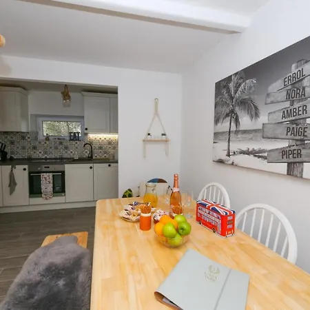 Ambi For 6 Near Holiday home *